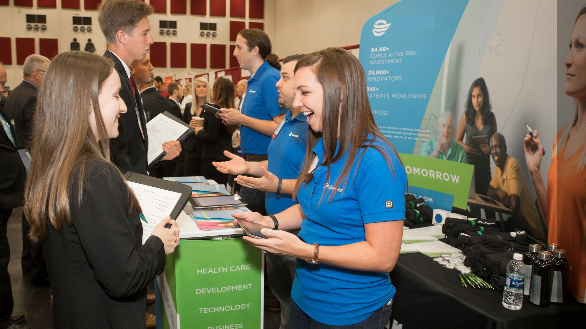 Students at an MSU student job fair.